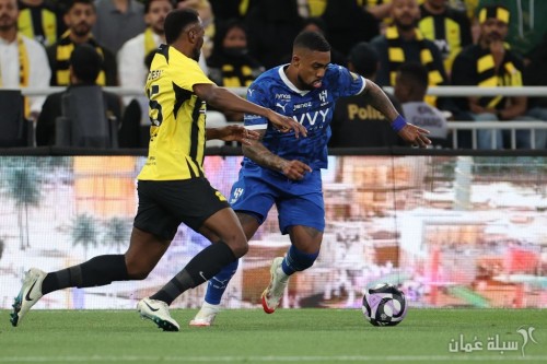 Hilal's Brazilian forward #77 Malcom is marekd by Ittihad's Saudi defender #15 Hassan Kadesh during 